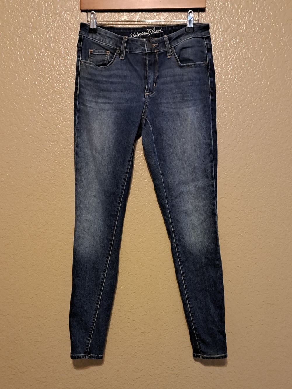 Universal Thread Women's Mid-Rise Dark Wash Skinny Jeans. Size 6/28R.